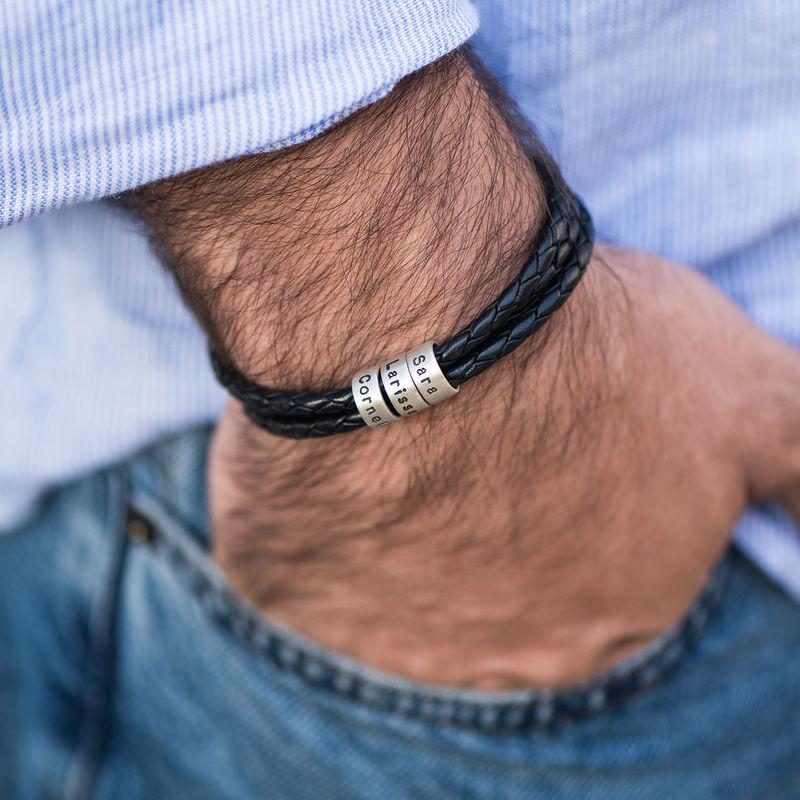 Bracelete Masculino em Couro Preto – Personalizável com Acabamentos em Prateado ou Ouro 