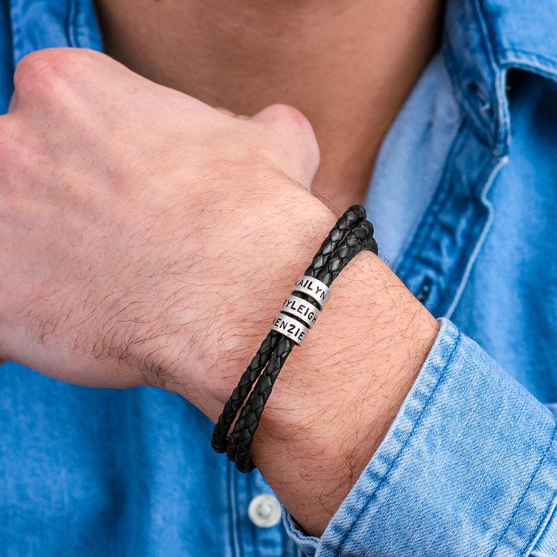 Bracelete Masculino em Couro Preto – Personalizável com Acabamentos em Prateado ou Ouro 