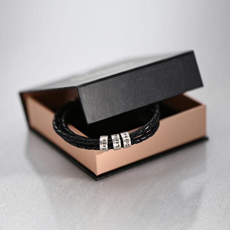 Bracelete Masculino em Couro Preto – Personalizável com Acabamentos em Prateado ou Ouro 